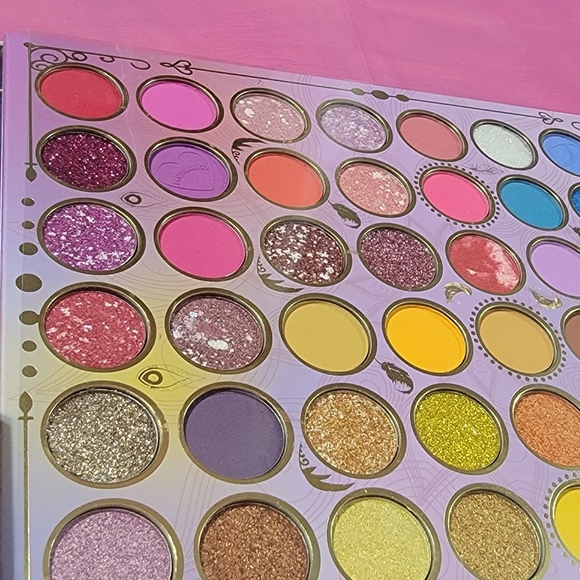 Colorfull long lasting eyeshadow and matte lip.color - Picture 3 of 3